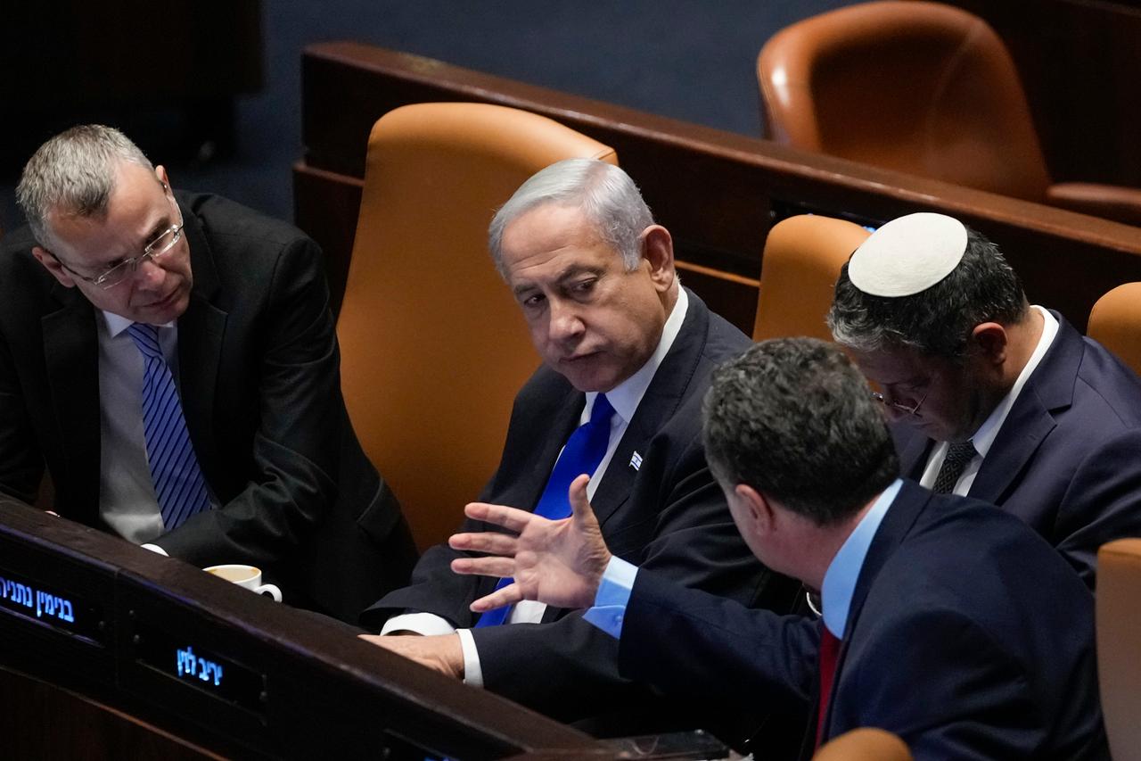 Israels Premier Benjamin Netanyahu (Mitte) hört Energieminister Israel Katz und Justizminister Yariv Levin (li.) zu. Mit in der Knesset auch der Nationale Sicherheitsberater Itamar Ben-Gvir.