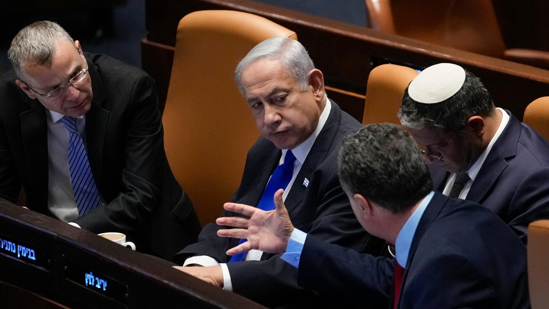 Israels Premier Benjamin Netanyahu (Mitte) hört Energieminister Israel Katz und Justizminister Yariv Levin (li.) zu. Mit in der Knesset auch der Nationale Sicherheitsberater Itamar Ben-Gvir.