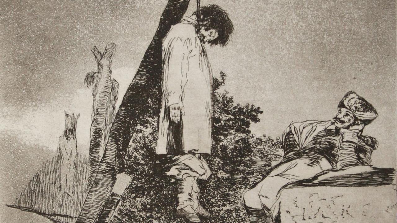 Eine Radierung von Francisco José de Goya: Ein Mann hängt an einem Galgen mit heruntergelassener Hose und ein Soldat beobachtet ihn dabei.