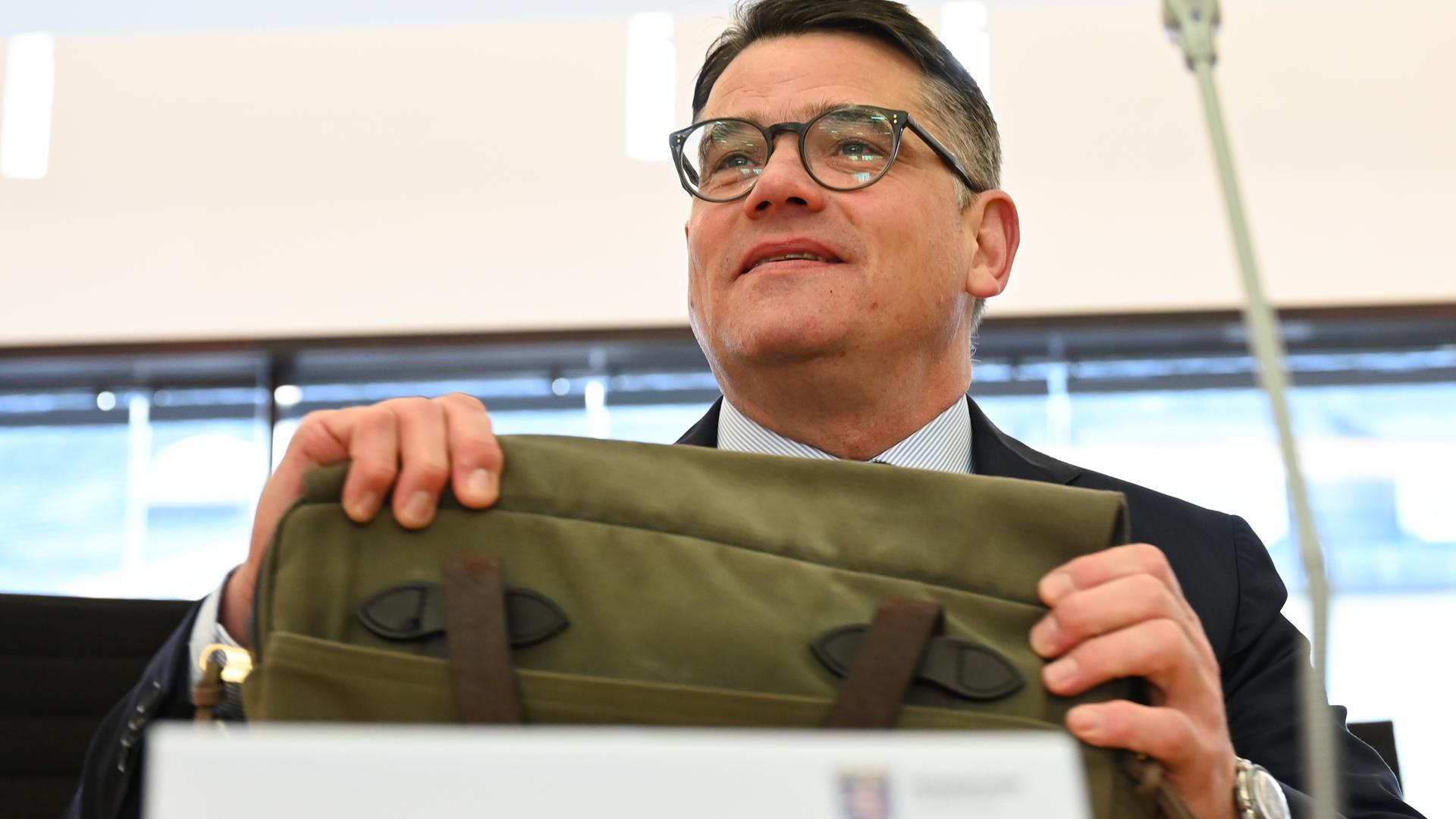Ministerpräsident Boris Rhein (CDU) hat als Zeuge im Lübcke-Untersuchungsausschuss des Hessischen Landtags im Plenarsaal Platz genommen. Thema ist unter anderem die Frage nach der Einschätzung der Gefährlichkeit des Mörders Stephan Ernst. Lübcke war 2019 auf der Terrasse seines Hauses im Kreis Kassel von dem Rechtsextremisten erschossen worden. Im Ausschuss geht es in Wiesbaden um die Rolle der he