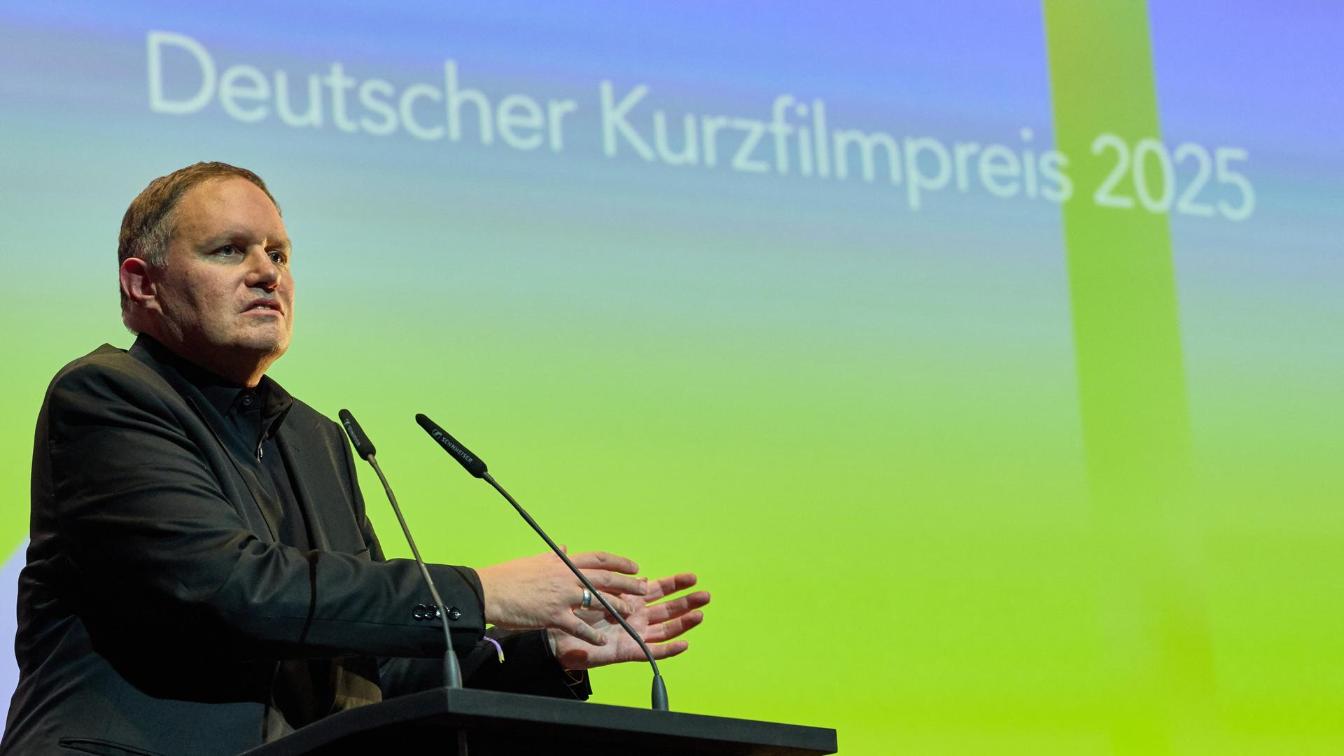 Hamburgs Kultursenator Carsten Brosda (SPD) bei der Verleihung des Deutschen Kurzfilmpreises 2025 am Rednerpult