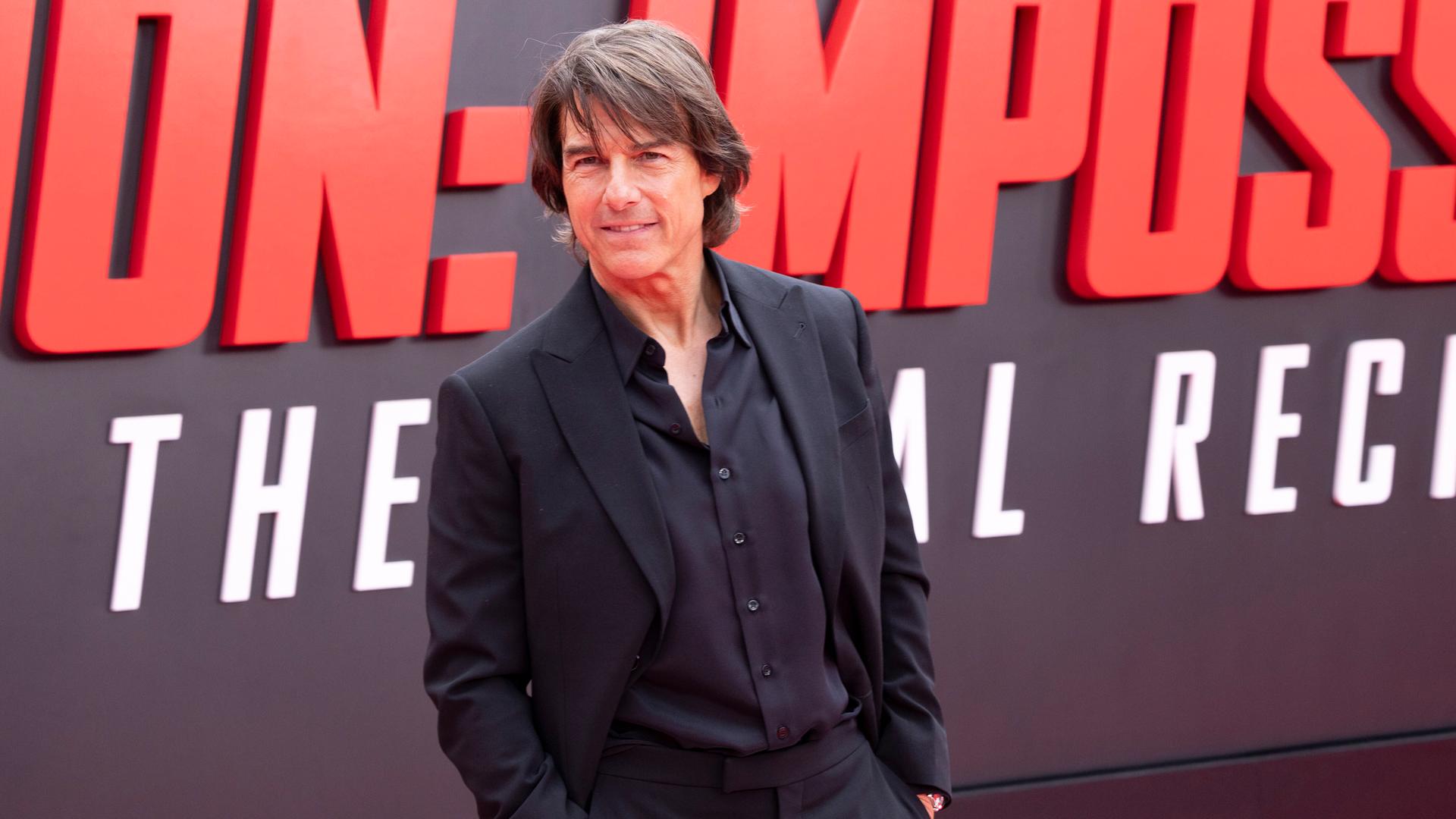 Der US-Schauspieler Tom Cruise trägt bei der Premiere des Kinofilms "Mission Impossible 8 - The Final Reckoning' im Lincoln Center in New York ein schwarzes Hemd und einen schwarzen Anzug Der US-Schauspieler Tom Cruise trägt bei der Premiere des Kinofilms "Mission Impossible 8 - The Final Reckoning' im Lincoln Center in New York ein schwarzes Hemd und einen schwarzen Anzug