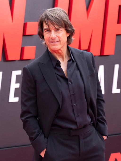 Der US-Schauspieler Tom Cruise trägt bei der Premiere des Kinofilms "Mission Impossible 8 - The Final Reckoning' im Lincoln Center in New York ein schwarzes Hemd und einen schwarzen Anzug