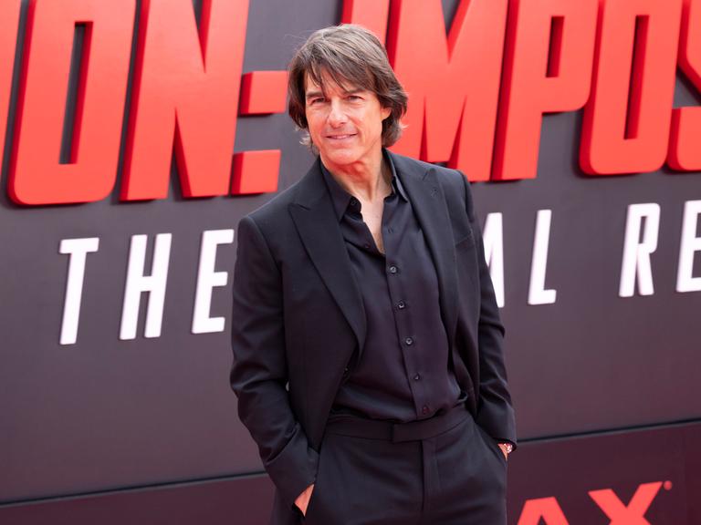 Der US-Schauspieler Tom Cruise trägt bei der Premiere des Kinofilms "Mission Impossible 8 - The Final Reckoning' im Lincoln Center in New York ein schwarzes Hemd und einen schwarzen Anzug