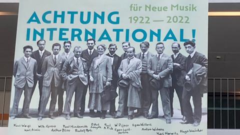 Plakat zum 100. Jubiläum der Intgernationalen Gesellschaft für Neue Musik mit einem Gruppenfoto der Gründungsmitglieder
