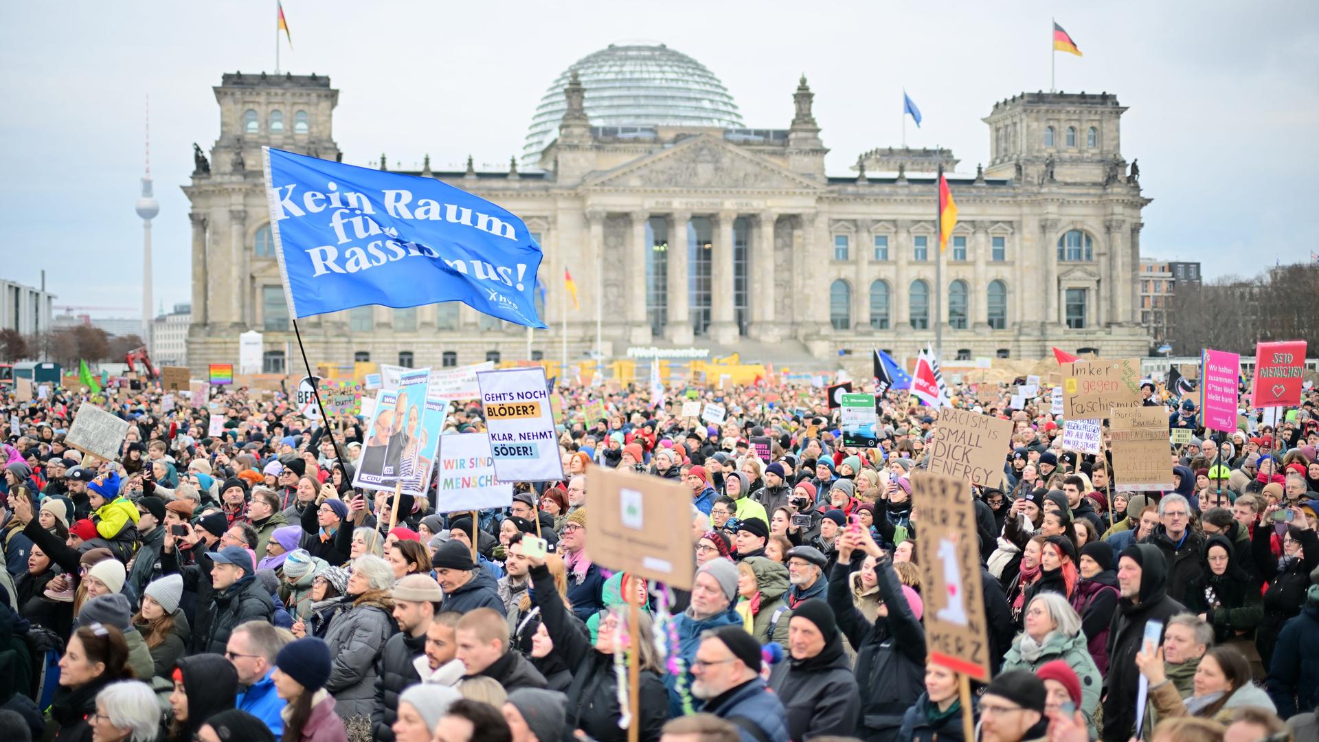 Vor dem Reichtstags-Gebäude in Berlin protestieren viele Menschen.