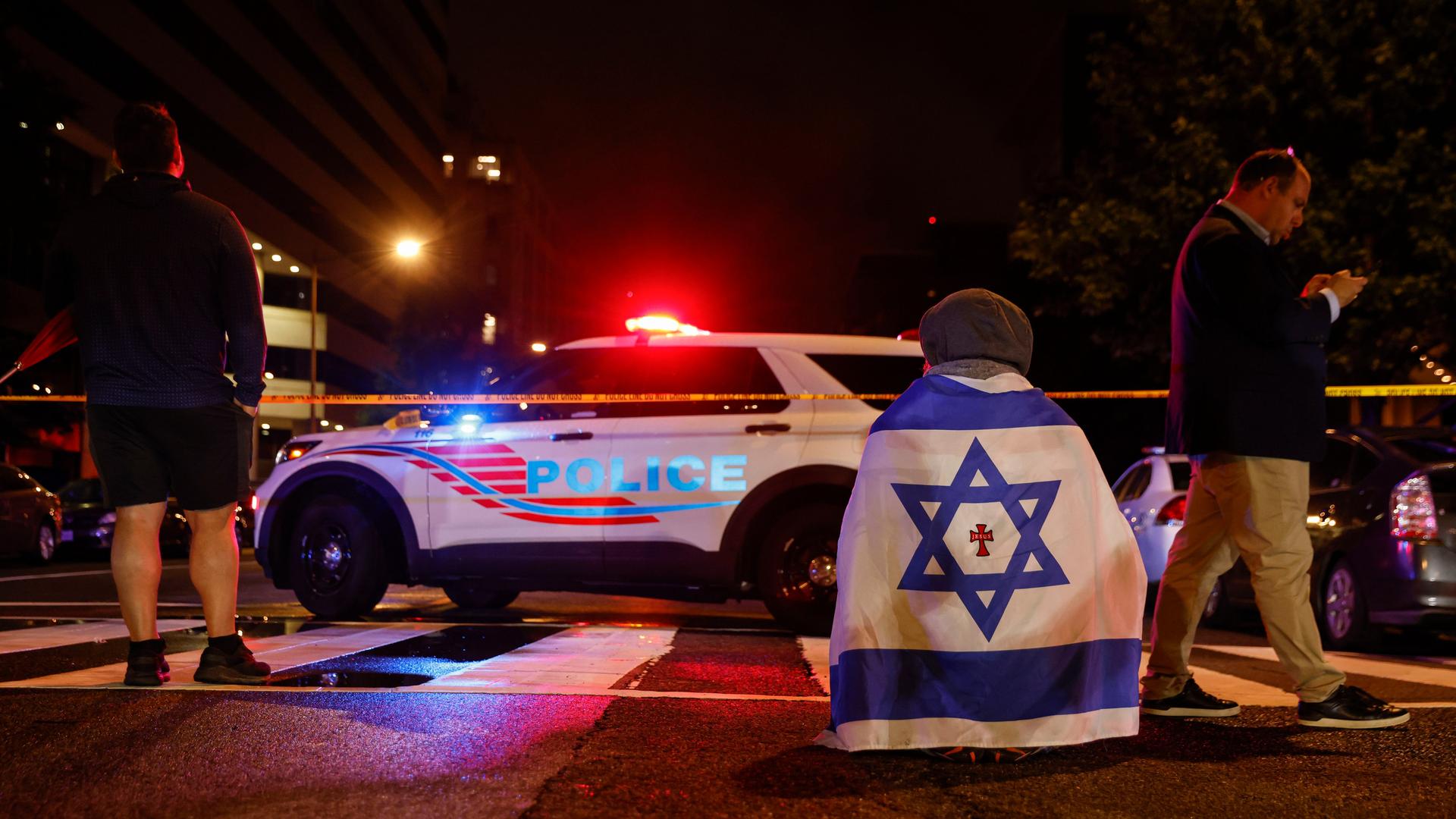 Beamte der Strafverfolgungsbehörden sichern das Gelände vor dem Capital Jewish Museum in Washington, D.C., nachdem zwei Mitarbeiter der israelischen Botschaft in Washington vor dem Capital Jewish Museum getötet wurden. Beamte der Strafverfolgungsbehörden sichern das Gelände vor dem Capital Jewish Museum in Washington, D.C., nachdem zwei Mitarbeiter der israelischen Botschaft in Washington vor dem Capital Jewish Museum getötet wurden.