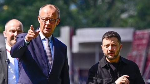 Bundeskanzler Friedrich Merz (CDU, 2.v.l) begrüßt Wolodymyr Selenskyj (r), Präsident der Ukraine, bei dessen Ankunft im Garten des Bundeskanzleramtes. 