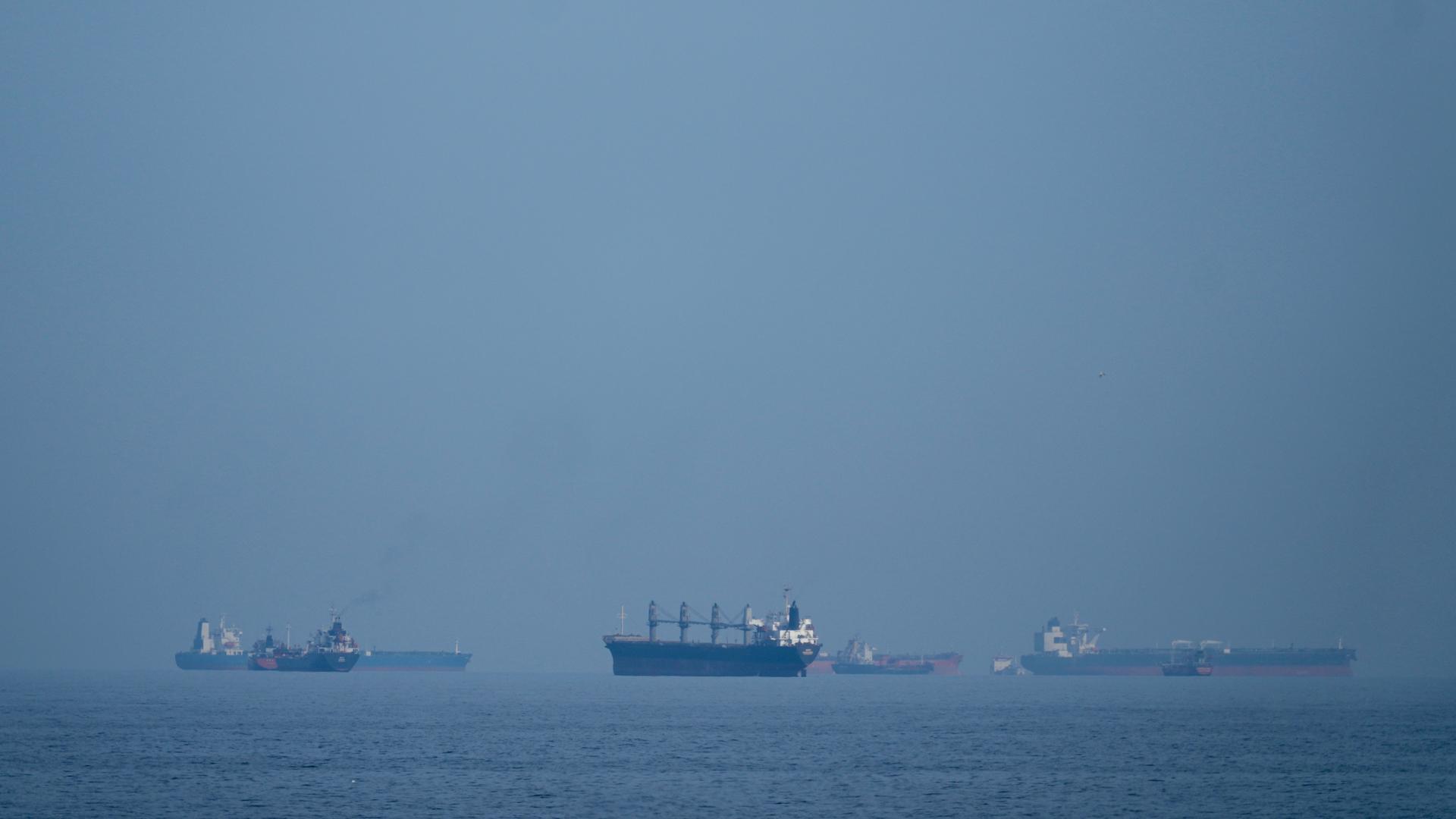 Vereinigte Arabische Emirate: Öltanker und Frachtschiffe reihen sich in der Straße von Hormus auf, gesehen von Khor Fakkan.