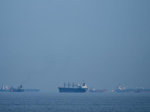 Vereinigte Arabische Emirate: Öltanker und Frachtschiffe reihen sich in der Straße von Hormus auf, gesehen von Khor Fakkan.