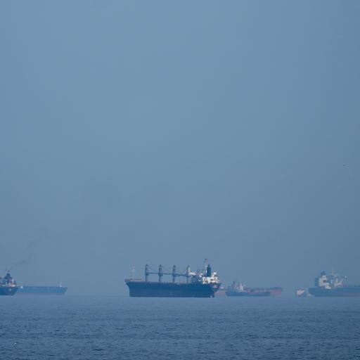 Vereinigte Arabische Emirate: Öltanker und Frachtschiffe reihen sich in der Straße von Hormus auf, gesehen von Khor Fakkan.