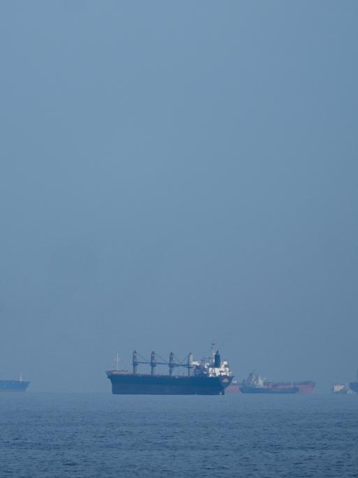 Vereinigte Arabische Emirate: Öltanker und Frachtschiffe reihen sich in der Straße von Hormus auf, gesehen von Khor Fakkan.