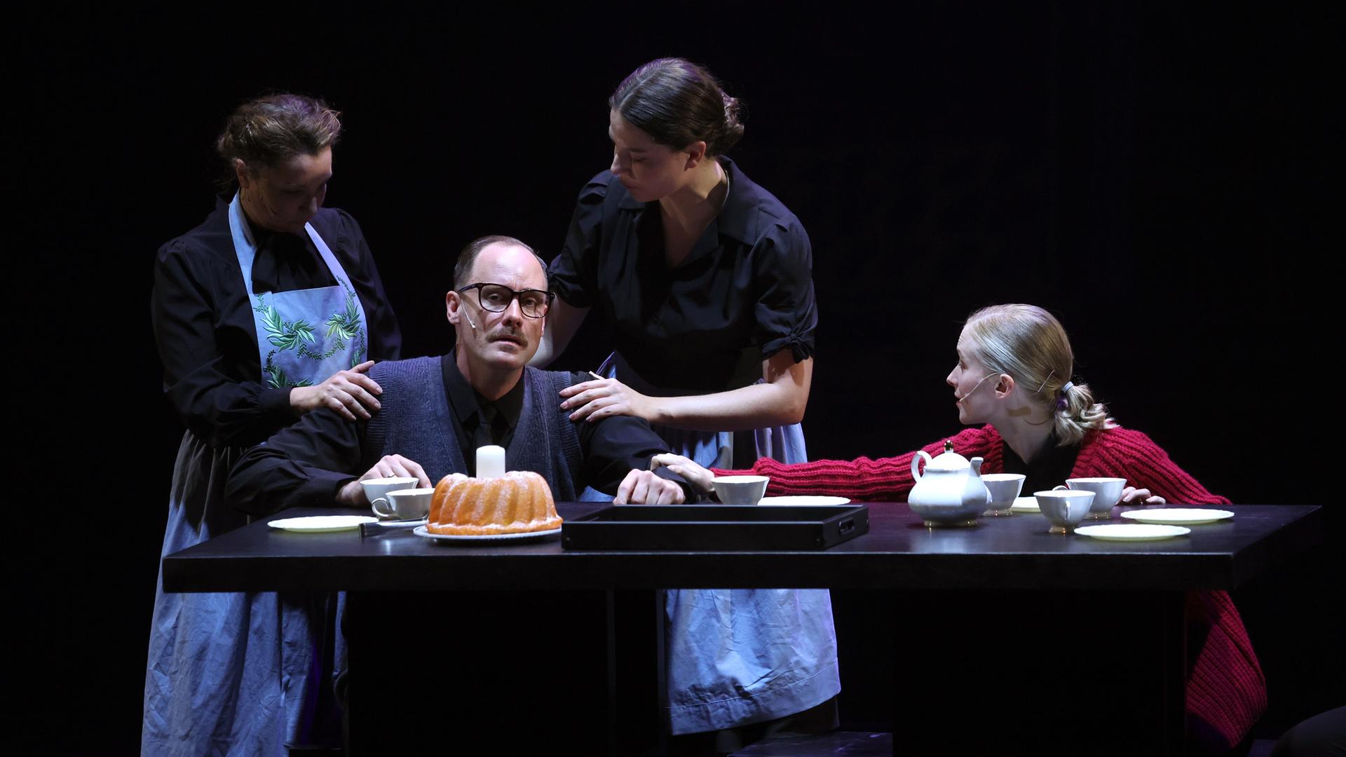 Tamara Köhn (l-r) als Magdalena Scholl, Martin Planz als Robert Scholl, Juliette Lapouthe als Inge Scholl und Friederike Zeidler als Sofie Scholl, bei der Generalprobe des Musicals "Weiße Rose" im Festspielhaus Neuschwanstein auf der Bühne.