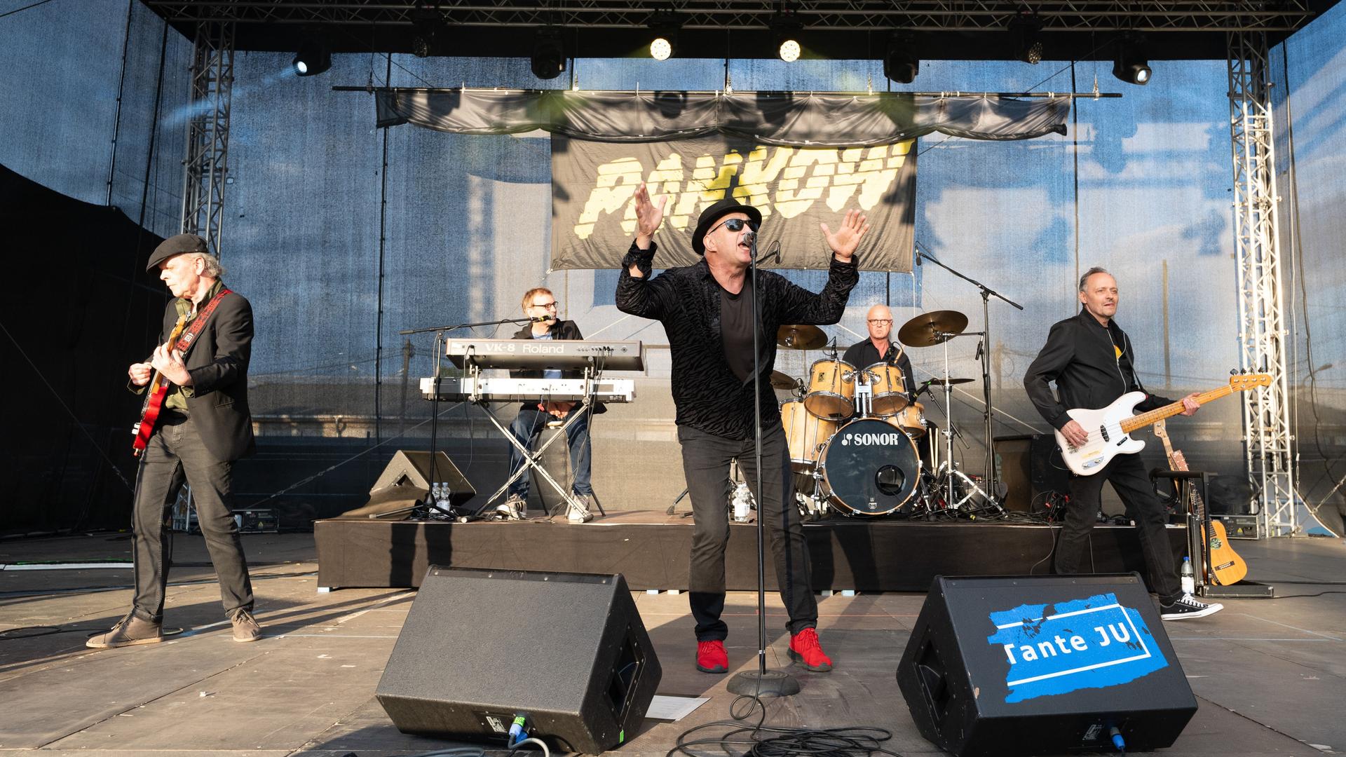 André Herzberg (M), Sänger der Rockband Pankow, steht während eines Konzert im Liveclub Tante JU auf der Bühne. 44 Jahre nach der Gründung der ostdeutschen Band ist der Auftritt zugleich das Abschiedskonzert. André Herzberg (M), Sänger der Rockband Pankow, steht während eines Konzert im Liveclub Tante JU auf der Bühne. 44 Jahre nach der Gründung der ostdeutschen Band ist der Auftritt zugleich das Abschiedskonzert.