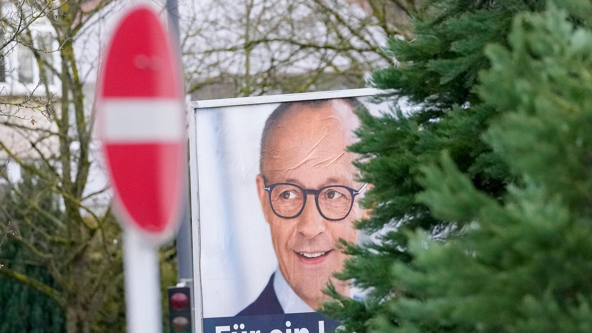 Wahlplakat von Friedrich Merz (CDU) mit einem Durchfahrtsverbotsschild am 27. January 2025 in Dortmund. 