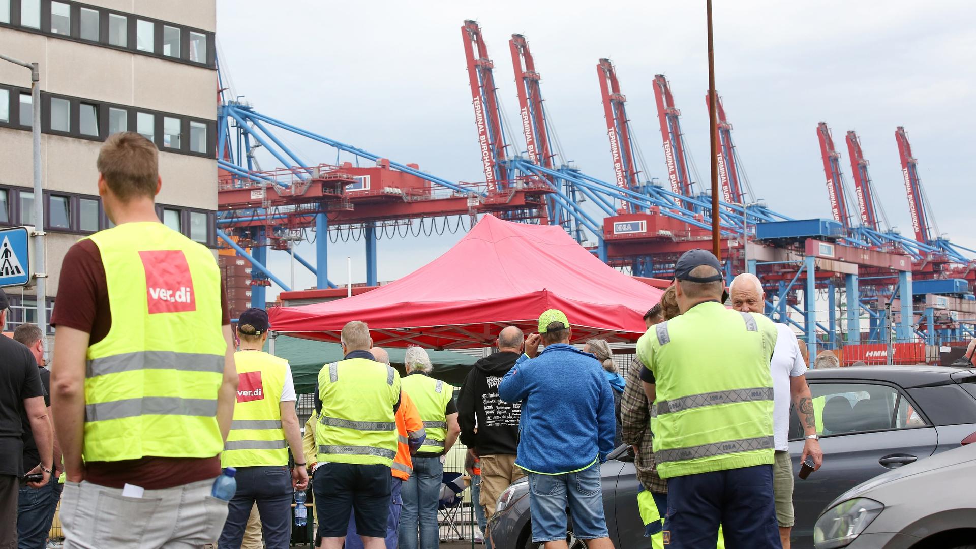 Streikende stehen am Container Terminal Burchardkai (CTB) im Hamburger Hafen zusammen.