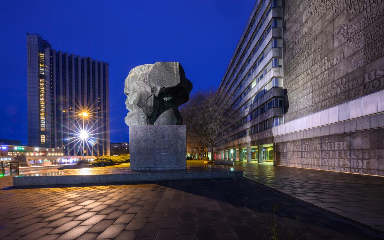 Seitlicher Blick auf das Karl-Marx-Monument in der Innenstadt vor blauem Nachthimmel