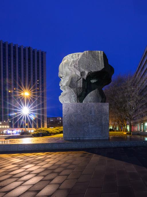 Seitlicher Blick auf das Karl-Marx-Monument in der Innenstadt vor blauem Nachthimmel