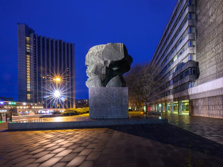 Seitlicher Blick auf das Karl-Marx-Monument in der Innenstadt vor blauem Nachthimmel