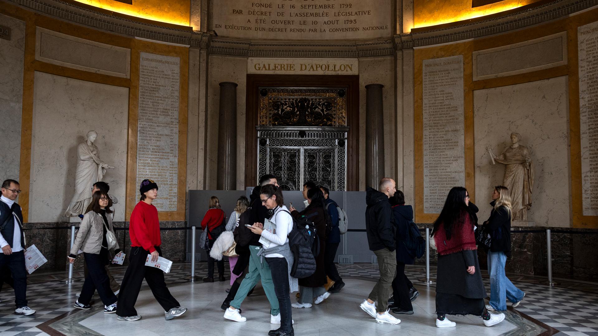Besucher gehen an der geschlossenen Apollo-Galerie (Galerie d'Apollon) im Louvre vorbei. Besucher gehen an der geschlossenen Apollo-Galerie (Galerie d'Apollon) im Louvre vorbei.