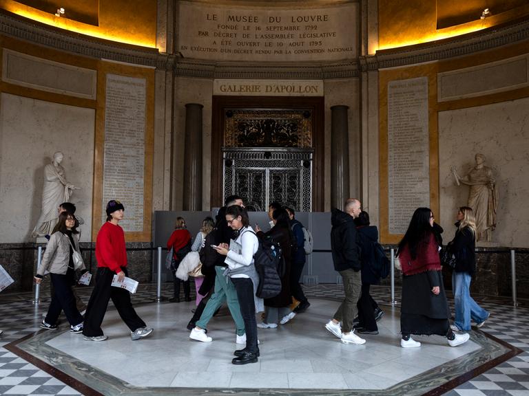 Besucher gehen an der geschlossenen Apollo-Galerie (Galerie d'Apollon) im Louvre vorbei.
