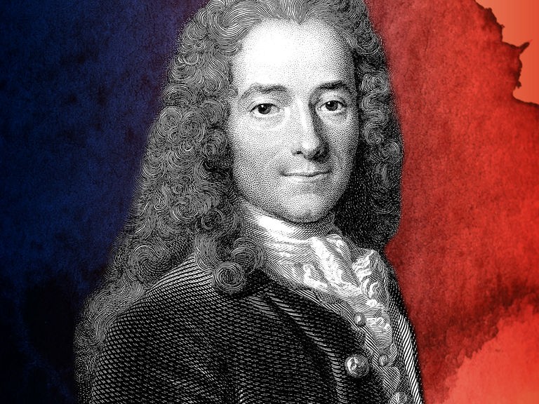 Voltaire vor einem blau-roten Hintergrund.