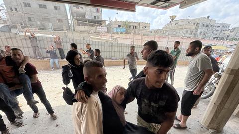 Verletzte Palästinenser werden von Anwohnern ins Nasser-Krankenhaus gebracht, nachdem Israel den Nasser-Gesundheitskomplex in Khan Yunis im südlichen Gazastreifen angegriffen hatte.