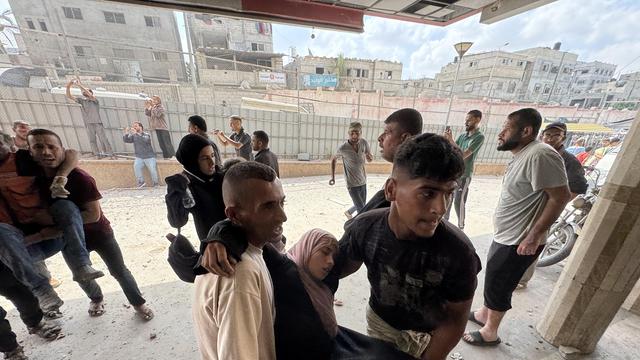 Verletzte Palästinenser vor dem Nasser-Krankenhaus im Gaza-Streifen. 2 Männer tragen eine Frau. Sie hat die Augen geschlossen.