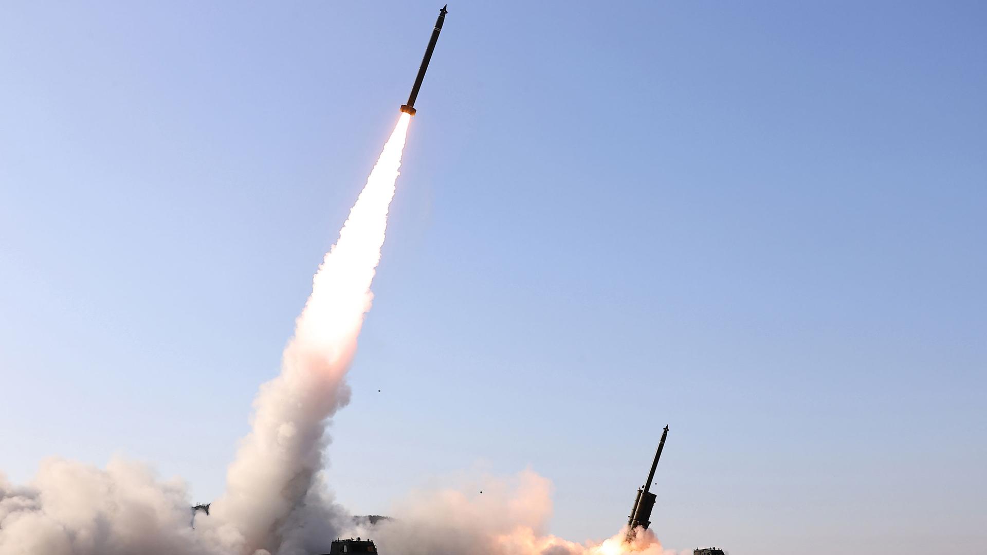 Eine Rakete wird abgefeuert und zieht einen Feuerschweif hinter sich.
