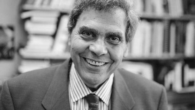 Neil Postman vor einem Bücherregal