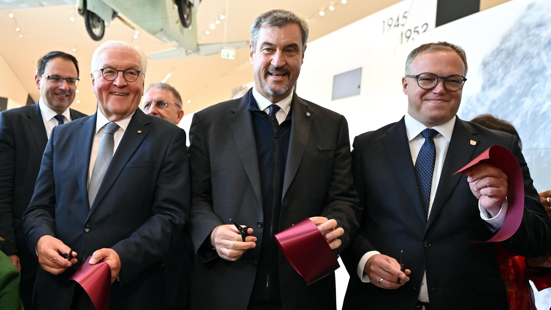 Steinmeier (l), Söder und Voigt schneiden ein Band vor der Feier zur Einweihung des neuen Museumsgebäudes und des umgestalteten Außenbereichs des Deutsch-Deutschen Museums Mödlareuth durch. 