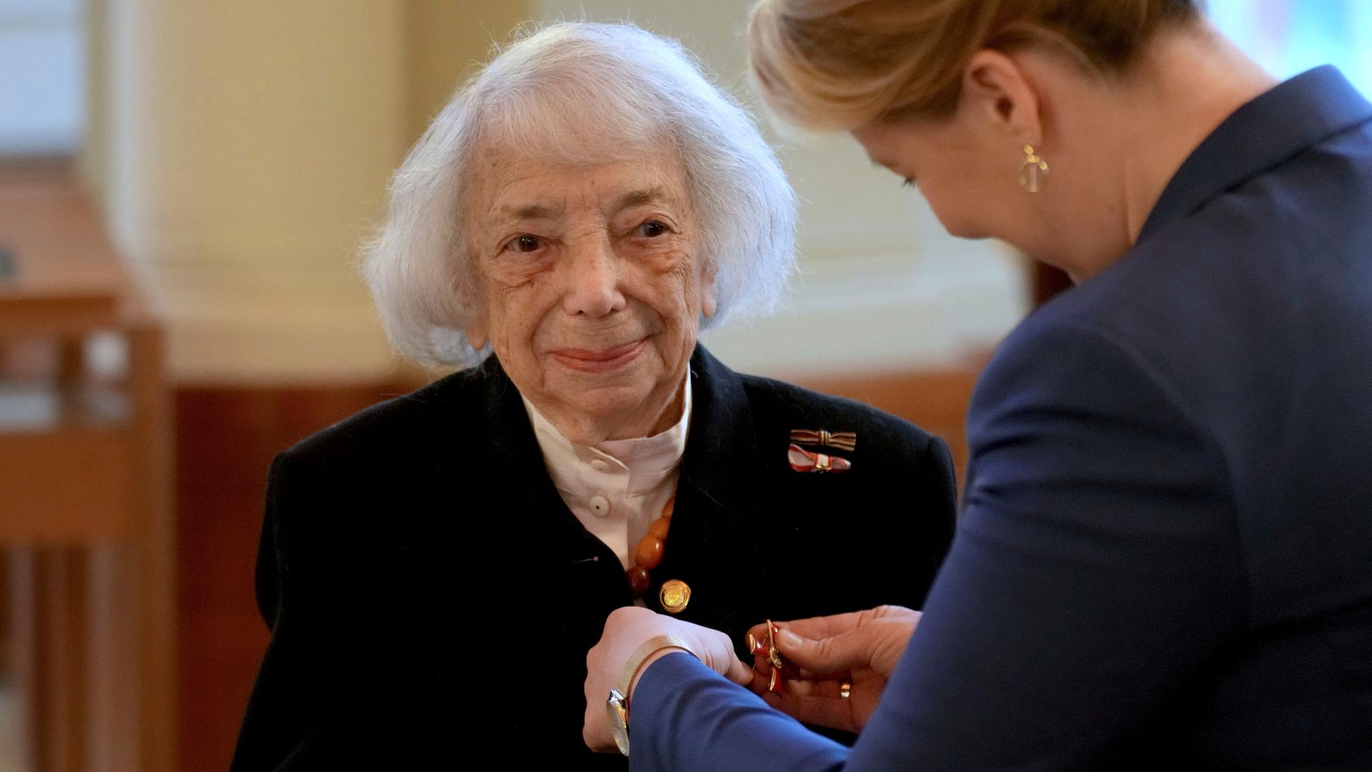 Berlin: Die Holocaust-Überlebende Margot Friedländer erhält das Bundesverdienstkreuz 1. Klasse von Berlins Regierender Bürgermeisterin Giffey im Roten Rathaus.