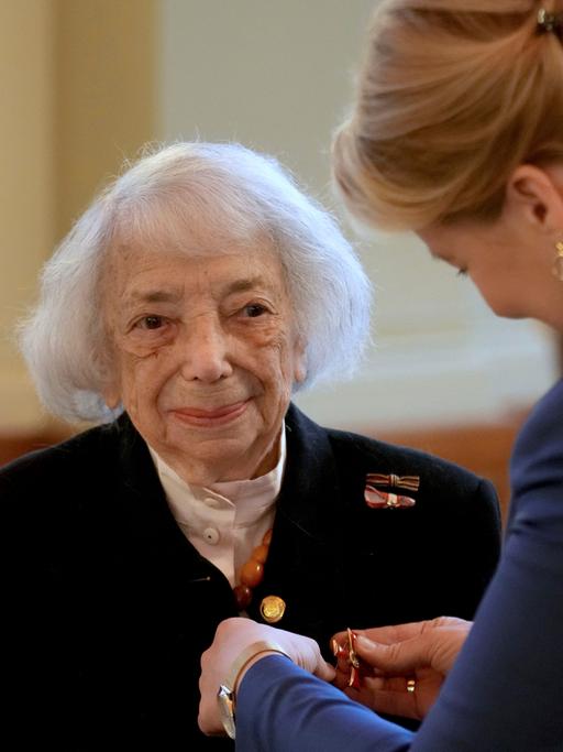 Berlin: Die Holocaust-Überlebende Margot Friedländer erhält das Bundesverdienstkreuz 1. Klasse von Berlins Regierender Bürgermeisterin Giffey im Roten Rathaus.