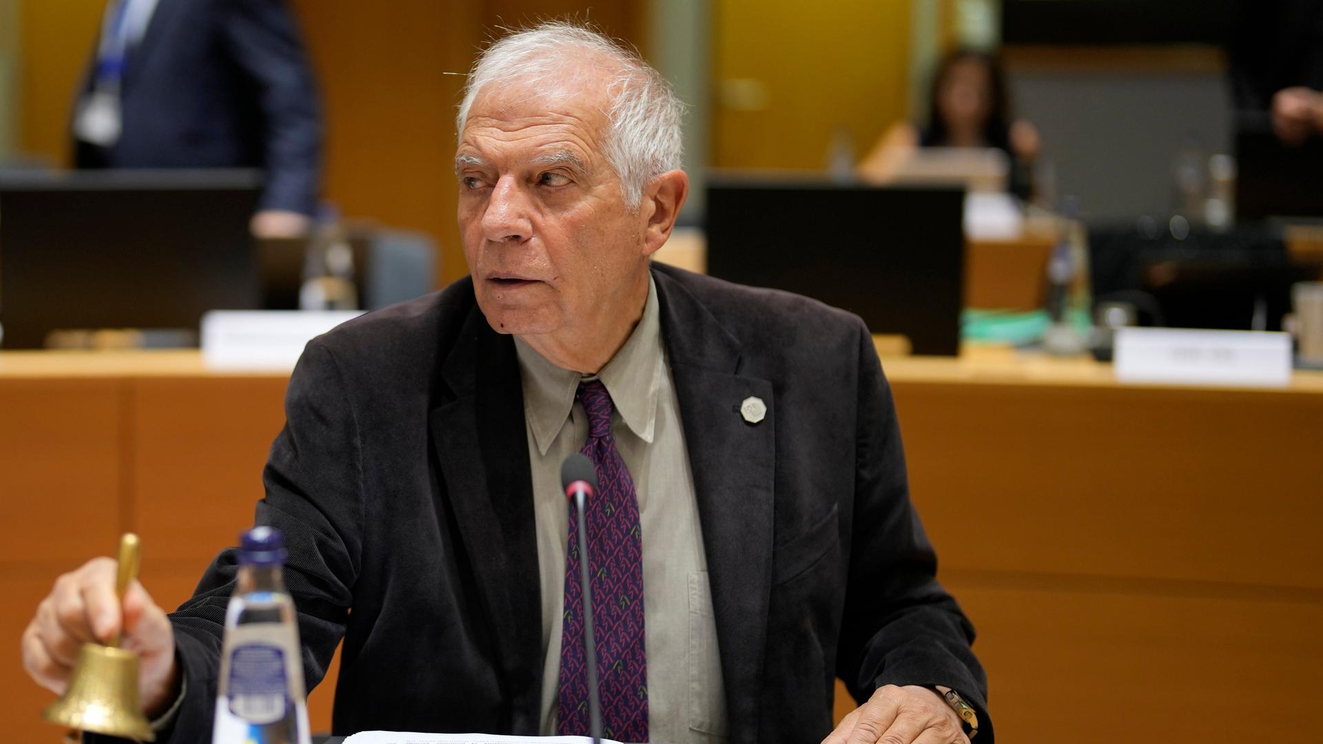 Der EU-Außenbeauftragte Josep Borrell an einem Konferenztisch. Er hebt eine Glocke, um das EU-Außenministertreffen zu eröffnen. Der EU-Außenbeauftragte Josep Borrell an einem Konferenztisch. Er hebt eine Glocke, um das EU-Außenministertreffen zu eröffnen.