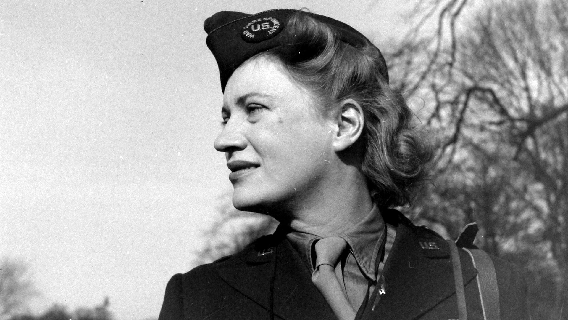 Die Fotografin und Reporterin Lee Miller in Uniform der US-Armee 1944 in England