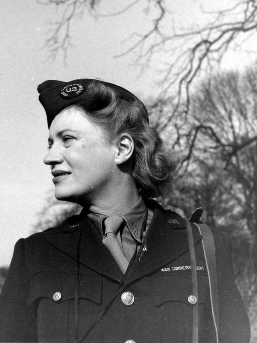 Die Fotografin und Reporterin Lee Miller in Uniform der US-Armee 1944 in England