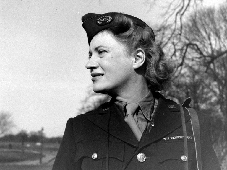 Die Fotografin und Reporterin Lee Miller in Uniform der US-Armee 1944 in England