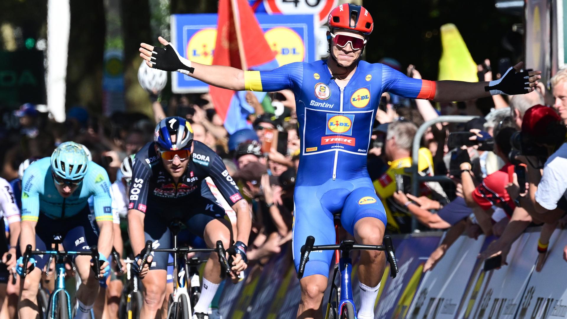 Jonathan Milan (r) vom Team Lidl-Trek gewinnt die Etappe im Sprint. Hinter ihm weitere Fahrer.