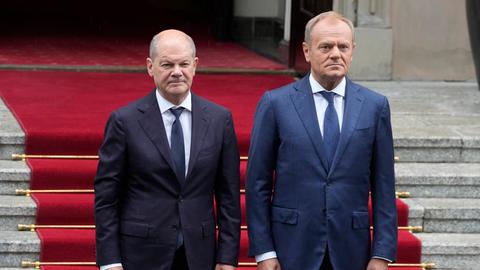 Warschau: Bundeskanzler Scholz wird vom polnischen Ministerpräsidenten Tusk zu den deutsch-polnischen Regierungskonsultationen begrüßt.