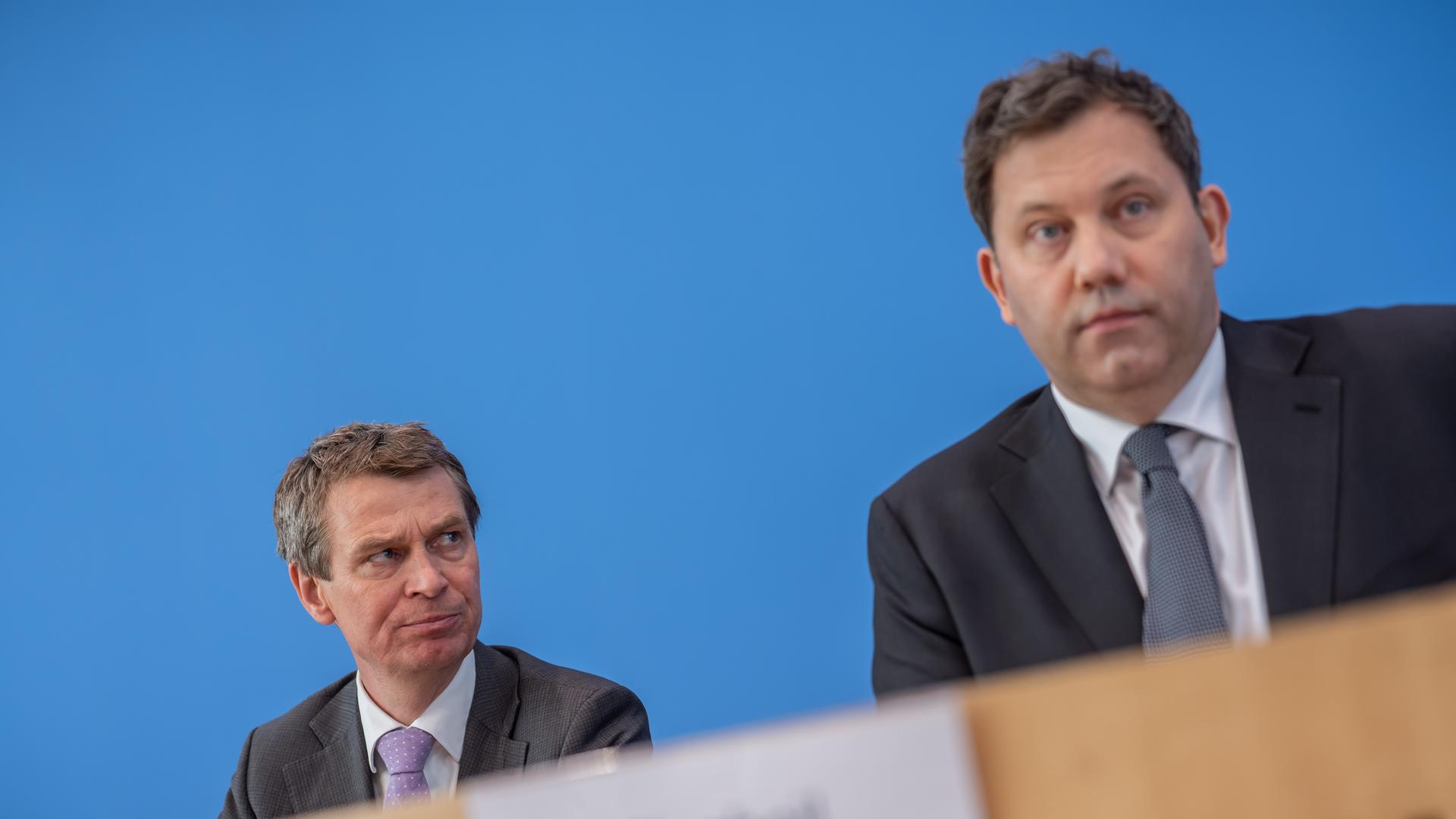 Lars Klingbeil (r,SPD), Bundesminister der Finanzen, sitzt neben Steffen Meyer, Staatssekretär im Finanzministerium, bei der Pressekonferenz zum Regierungsentwurf des Haushalts 2027 und dem Finanzplan 2028-2030.