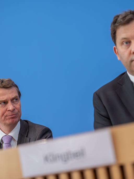 Lars Klingbeil (r,SPD), Bundesminister der Finanzen, sitzt neben Steffen Meyer, Staatssekretär im Finanzministerium, bei der Pressekonferenz zum Regierungsentwurf des Haushalts 2027 und dem Finanzplan 2028-2030.