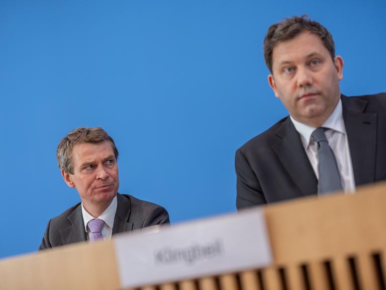Lars Klingbeil (r,SPD), Bundesminister der Finanzen, sitzt neben Steffen Meyer, Staatssekretär im Finanzministerium, bei der Pressekonferenz zum Regierungsentwurf des Haushalts 2027 und dem Finanzplan 2028-2030.