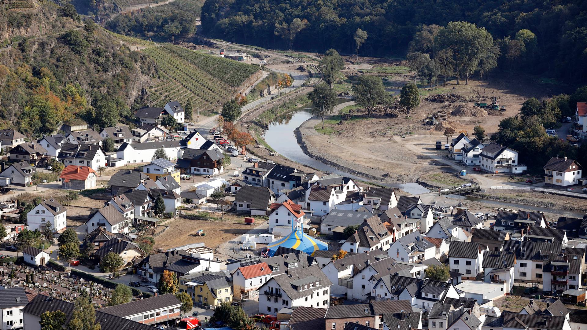 Blick von oben auf das Ahrtal, das durch die Flutkatastrophe im Jahr 2021 massive Verwüstungen erlebt hat. 