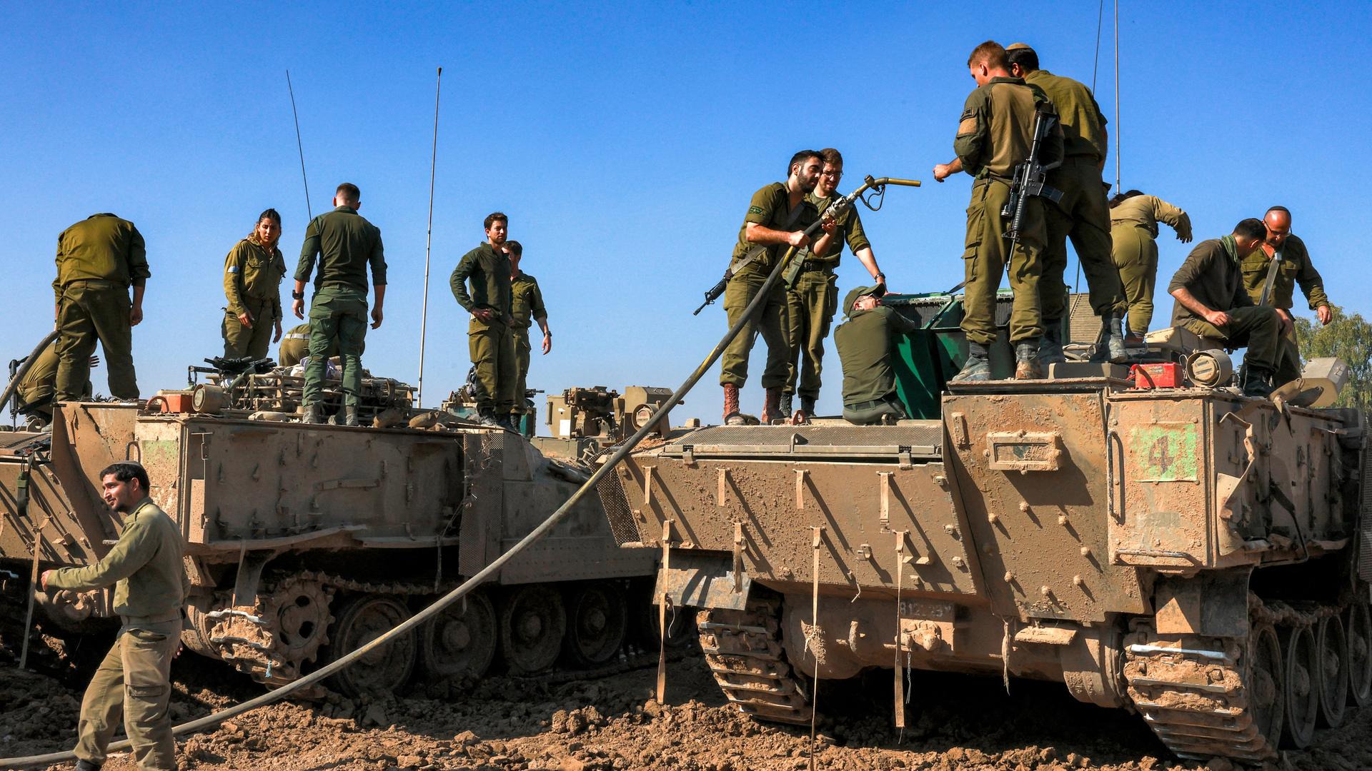 Israelische Soldaten positionieren ein Panzerfahrzeug nahe der Grenze zum Gazastreifen.