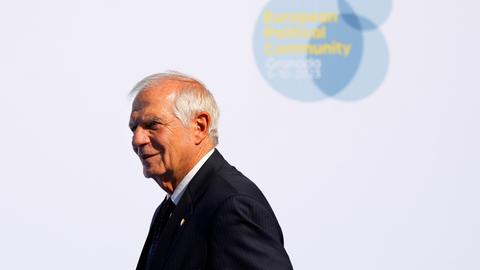 Der EU-Außenbeauftragte Borrell geht an dem Logo des Gipfels vorbei.