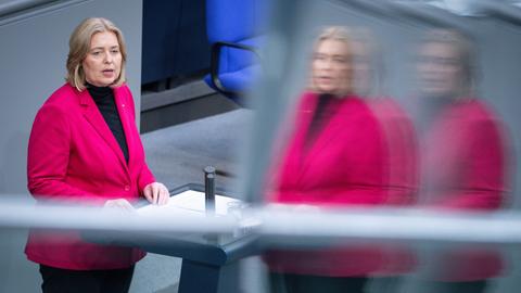 Die Bundesministerin für Arbeit und Soziales Bärbel Bas bei einer Rede im Bundestag in Berlin. Auf dem Foto spiegelt sie sich zweimal.