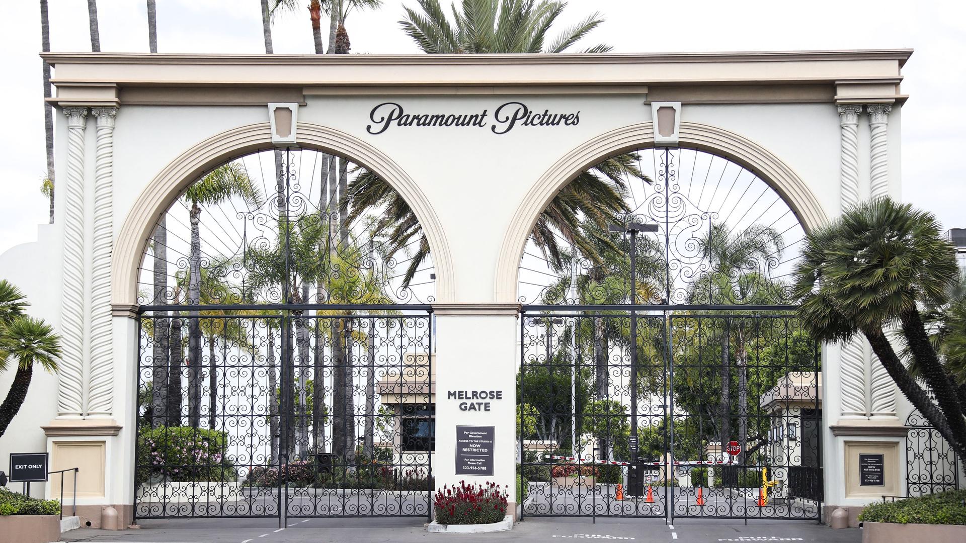Der Eingangsbereich zu den Paramount Pictures Studios auf der Melrose Avenue in Los Angeles. 