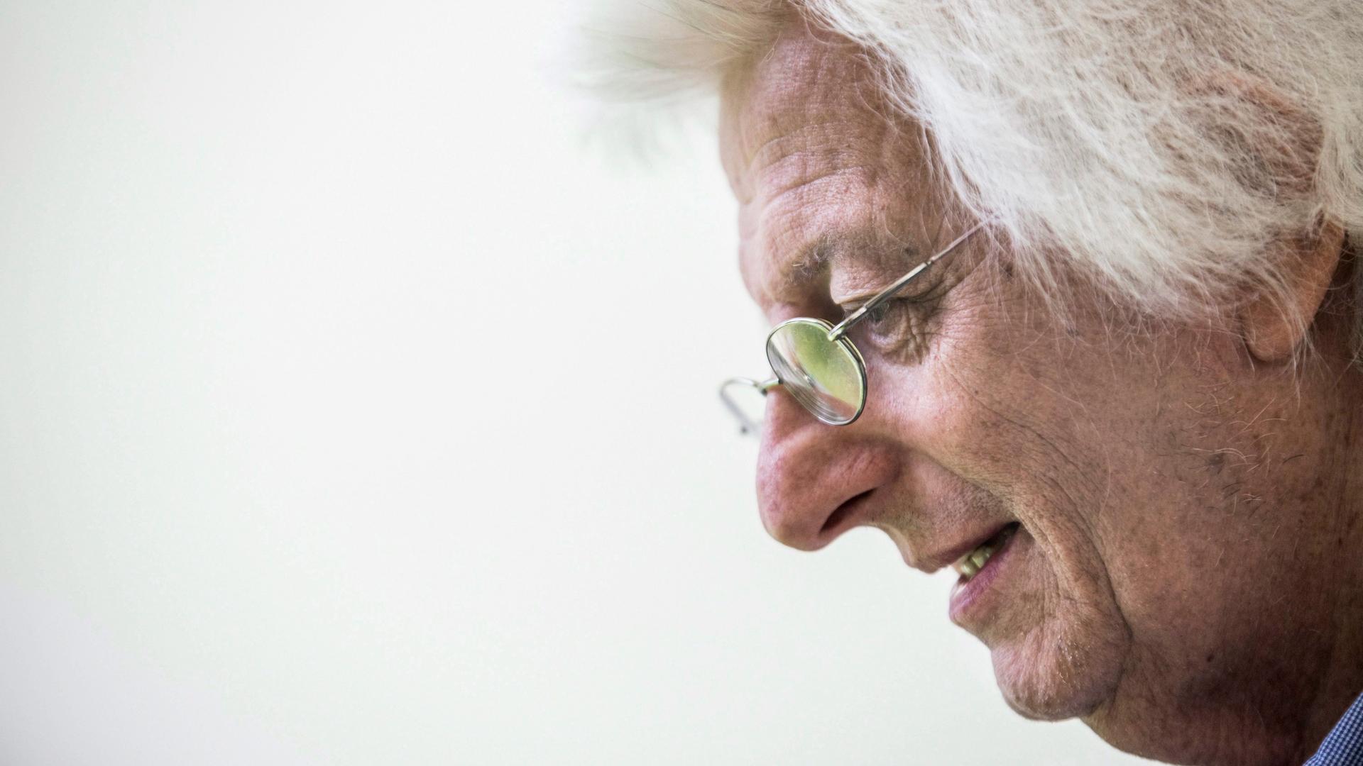 Profilansicht eines 66-jährigen Mannes mit weißen Haaren und Brille.