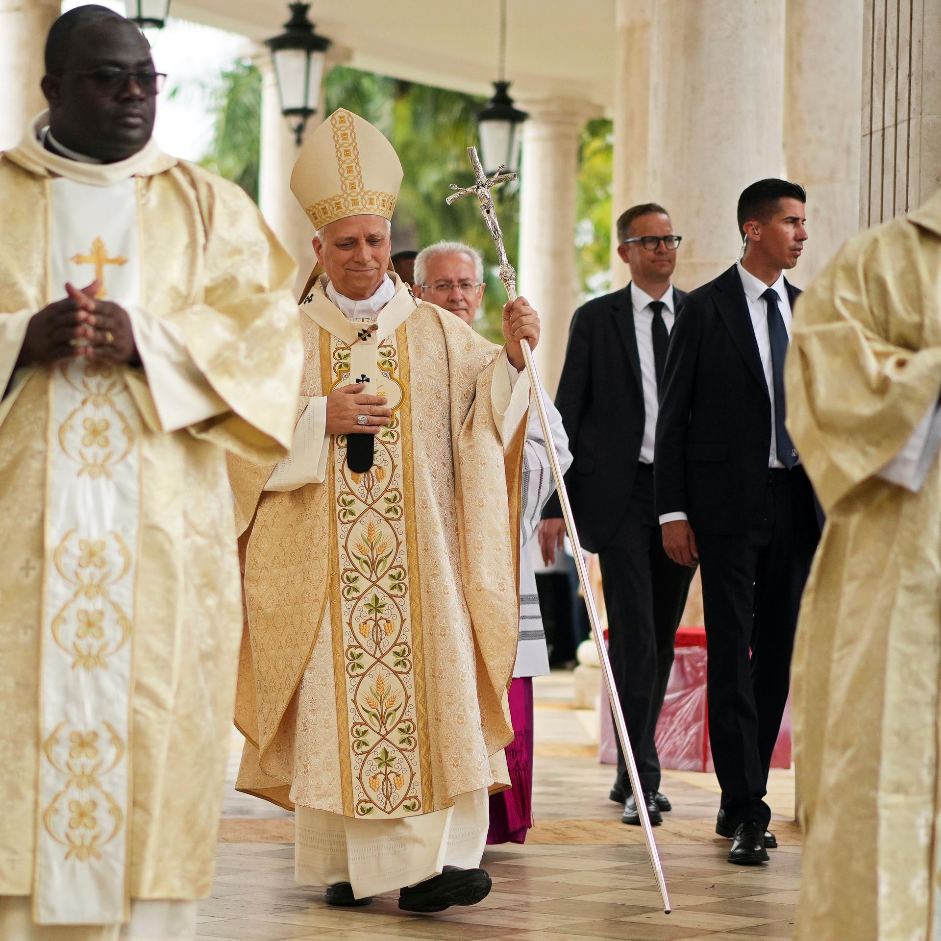 Äquatorialguinea, Mongomo: Papst Leo XIV. (M) kommt am zehnten Tag seines elftägigen Pastoralbesuchs in Afrika zur Heiligen Messe in der Basilika der Unbefleckten Empfängnis. Neben ihm gehen mehrere Personen.