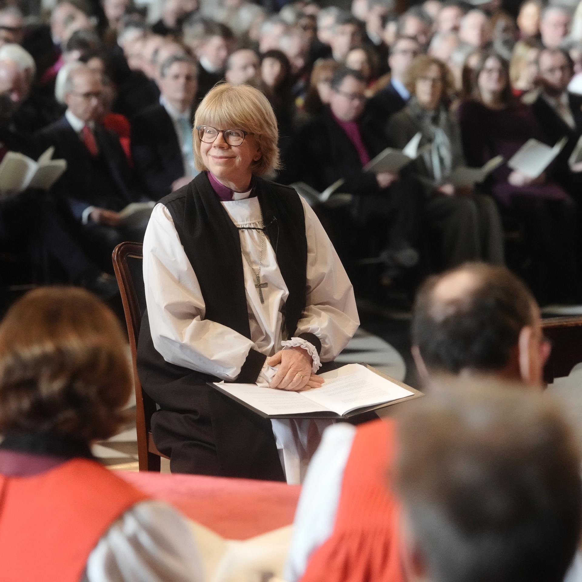 Sarah Mullally wird in der St.-Pauls-Kathedrale in London offiziell als Erzbischöfin von Canterbury eingeführt.
